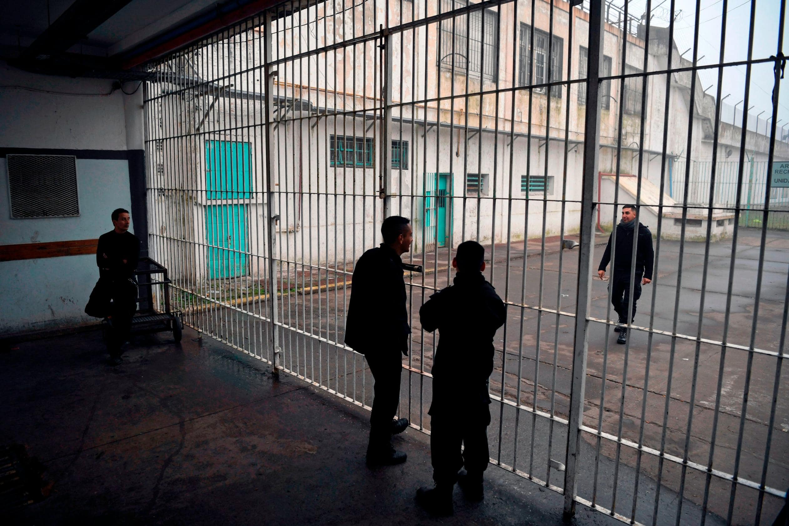 Presos queman con agua hirviendo a hombre que golpeó a una niña de dos años