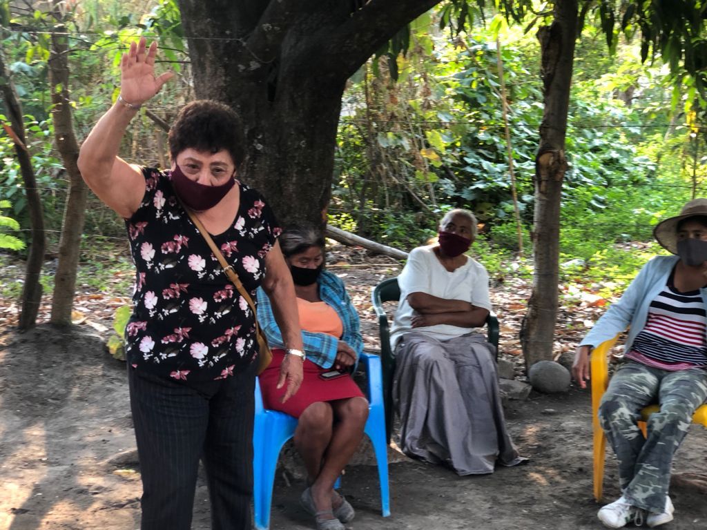 Martha Vique se reúne con jóvenes y líderes de Axochiapan