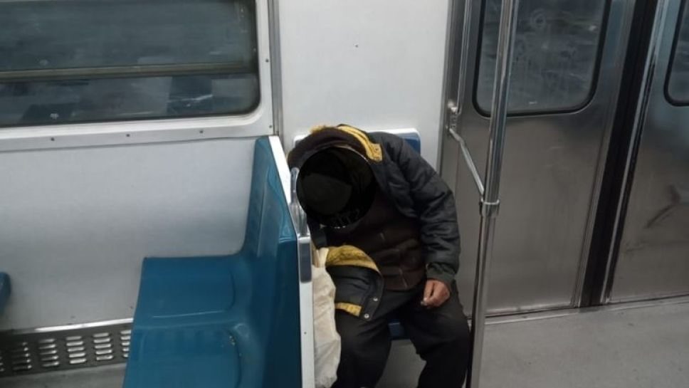 Abuelito se queda dormido en un vagón del Metro de la CDMX y ya no despertó