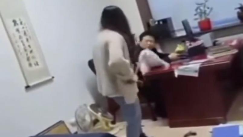 En China mujer golpea con un trapeador a su jefe por haberla acosado sexualmente