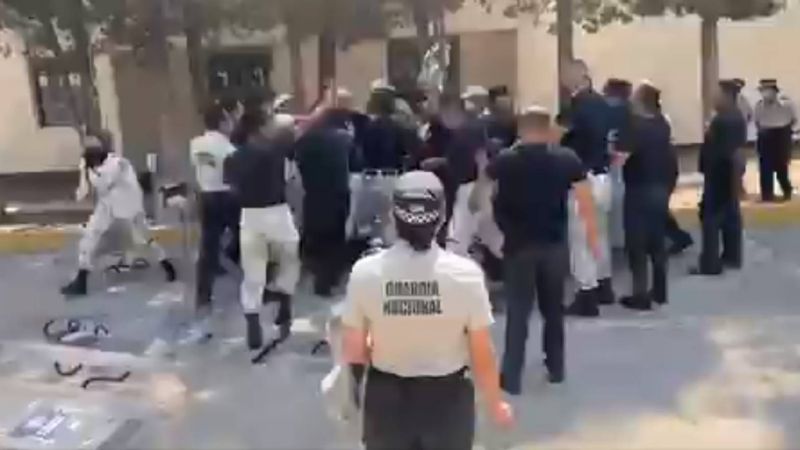Elementos de la Guardia Nacional se agarran a golpes durante un entrenamiento