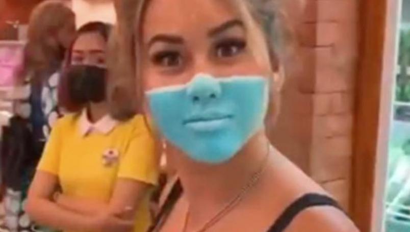 Influencers se pintan cubrebocas para hacer una broma, podrían ser deportados