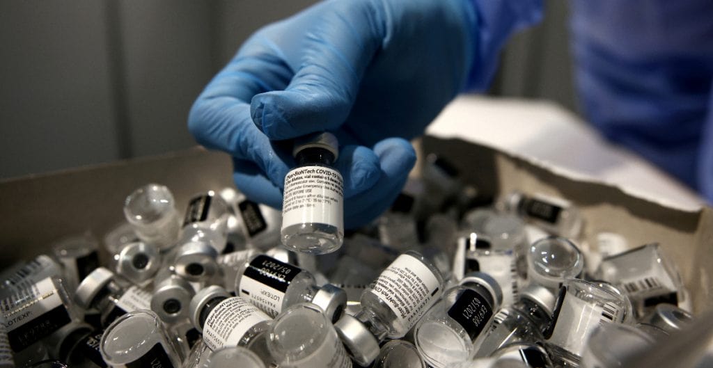 Pfizer identifica vacunas falsas contra la COVID-19 en México y Polonia