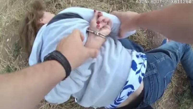 Policía somete a anciana con demencia en Colorado, le fracturó el brazo