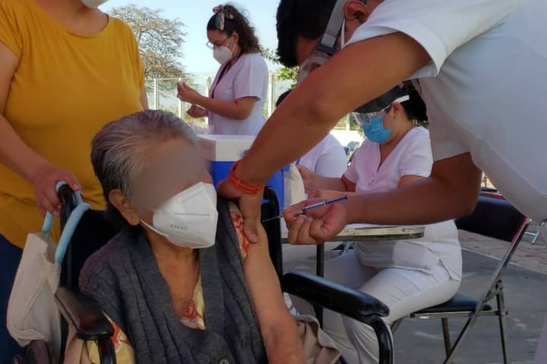 Ya vacunaron a adultos mayores de 20 municipios en Morelos
