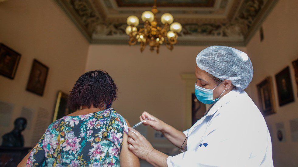 En Brasil 46 personas recibieron por error la vacuna antiCOVID, iban a vacunarse contra la influenza