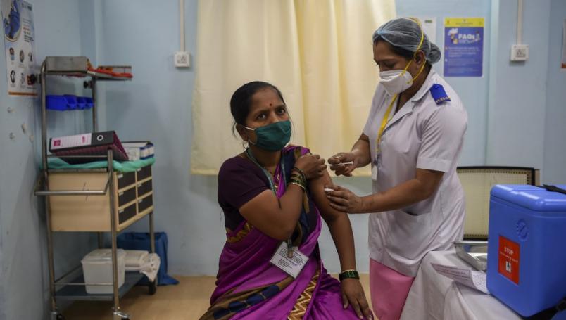 Se confunden y vacunan a adultos mayores contra la rabia en la India