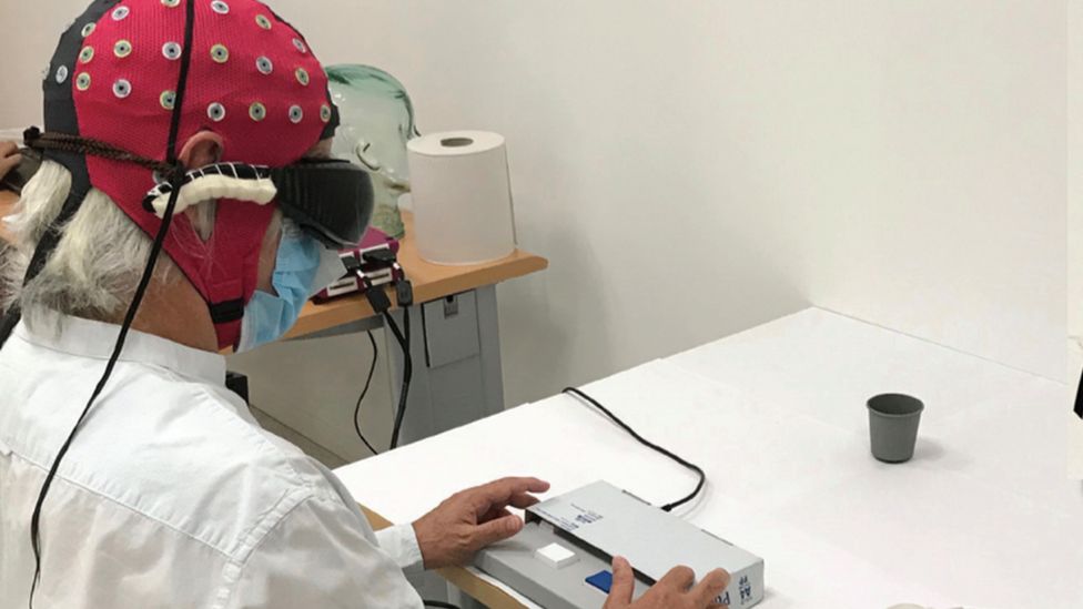Científicos logran que hombre ciego vea por primera vez en su vida