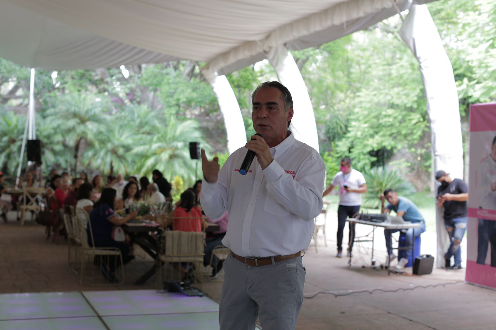 Sergio Estrada pide el voto para candidatos del partido Fuerza por México