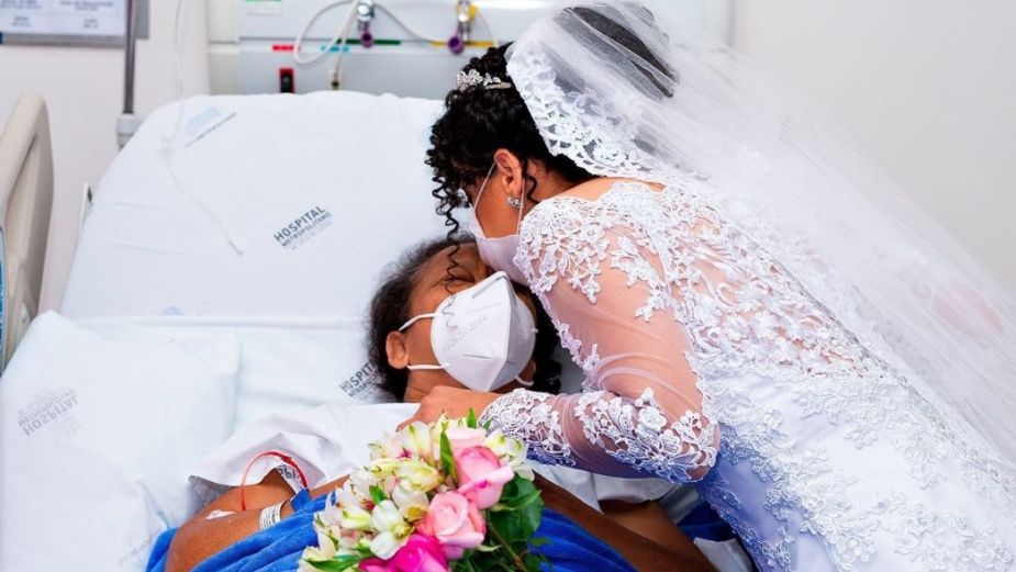 Novia visita a su mamá en el hospital para recibir la bendición antes de su boda
