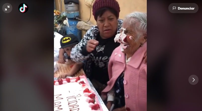 Empujan a abuelita contra pastel de Día de las Madres