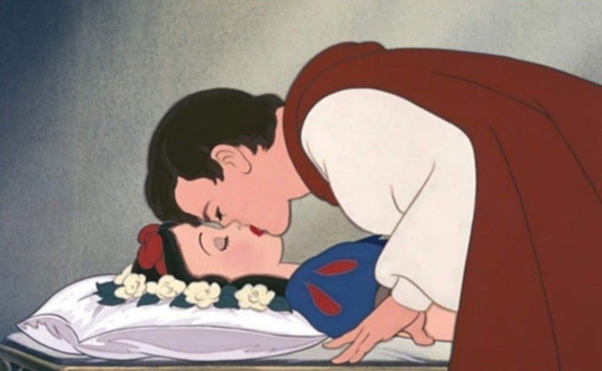 Piden cancelar Blancanieves por beso del príncipe que no fue consensuado