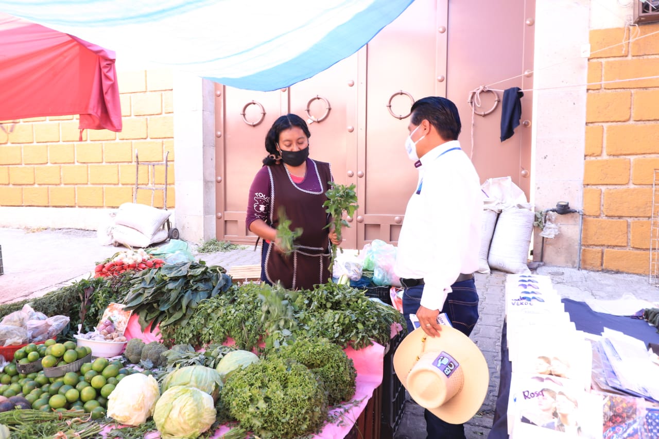 José Alfredo Salgado visita el tianguis de la Satelite en Cuernavaca
