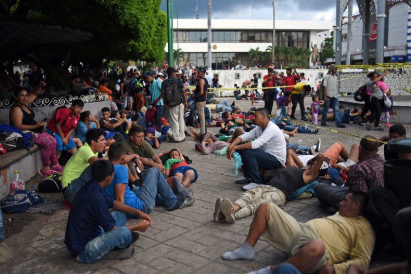 Migrantes denuncian que los tienen encerrados en bodegas y “les dan comida de perro”