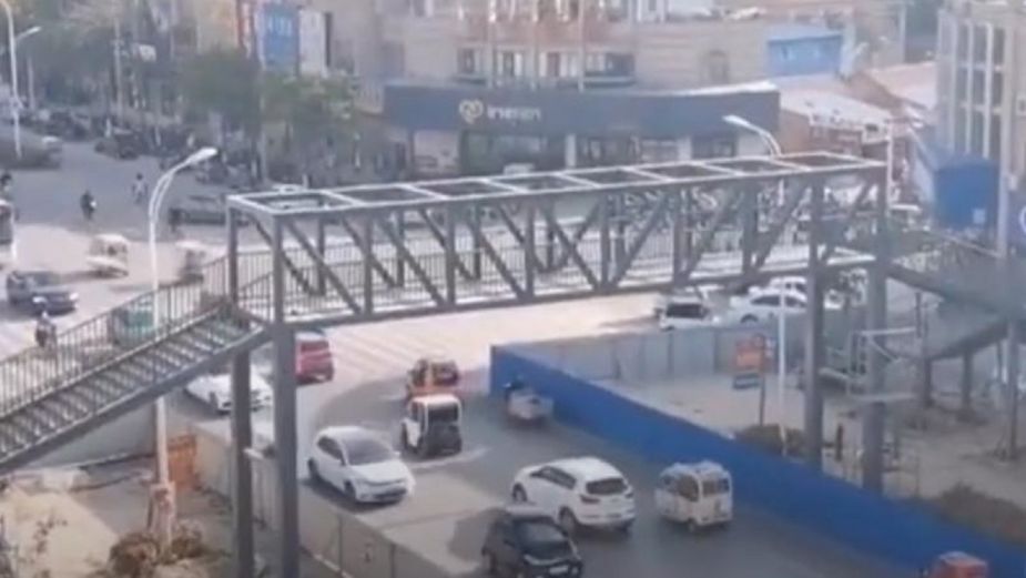 madre compra puente peatonal para que su hijo llegue seguro a la escuela