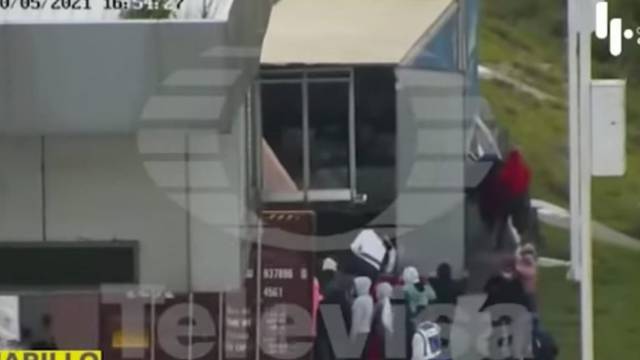 [VIDEO] Mueren 2 normalistas al caer de un camión en Tlaxcala