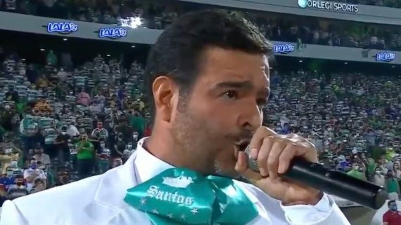 Pablo Montero se equivoca al cantar el Himno Nacional en la final de la Liga Mx