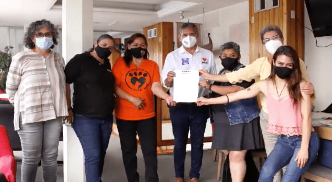 Firma José Luis Uriostegui compromisos de agenda animalista en Cuernavaca