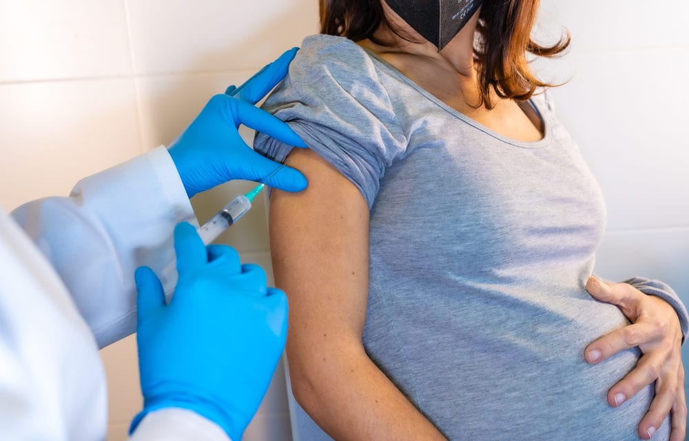 Mujeres embarazadas serán vacunadas contra la COVID-19 en México