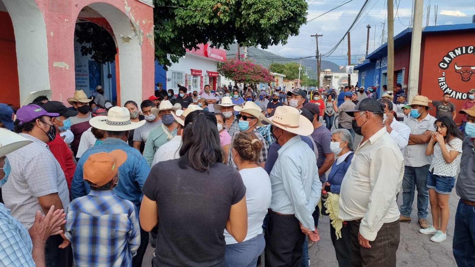 Campesinos de Morelos retienen y trasladan a delegado para que destituyan al presidente del comisariado ejidal de Xalostoc