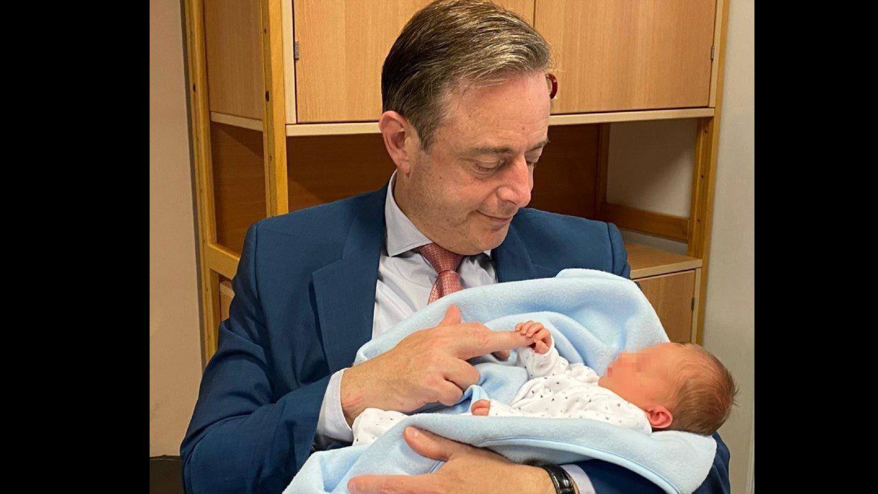 Dejan al primer recién nacido en el “buzón para abandonar bebés” en Bélgica