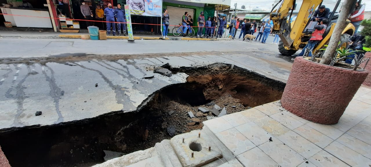 Socavón sorprende a habitantes de Iztapalapa CDMX