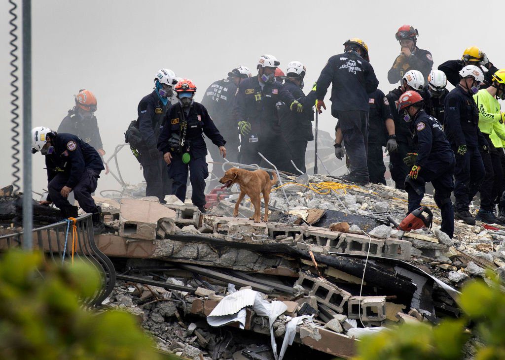 Suman 10 muertos por derrumbe de edificio en Miami