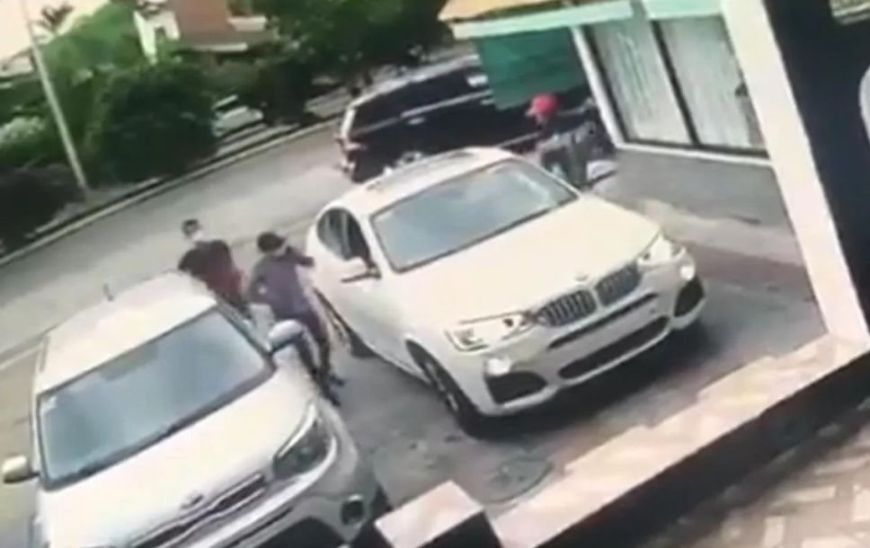 Balean a una mujer embarazada para robarle su auto