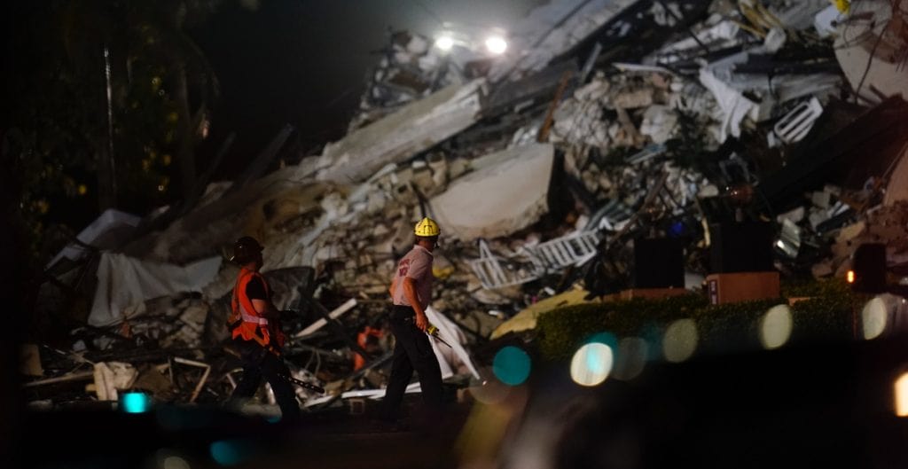 Suman cuatro muertos y 159 desaparecidos tras el derrumbe de edificio en Miami