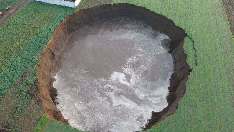 Socavón gigante se forma en Puebla, tiene más de 20 de profundidad