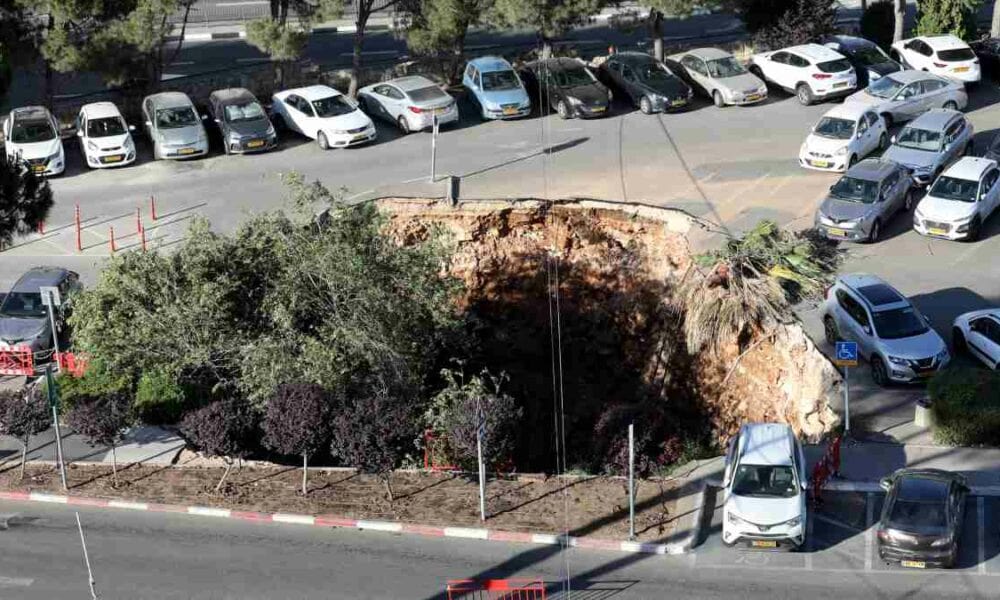 Se abre socavón en estacionamiento de hospital en Jerusalén