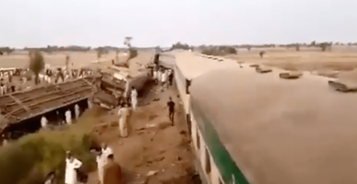 Choque de trenes en Pakistán deja al menos 25 muertos