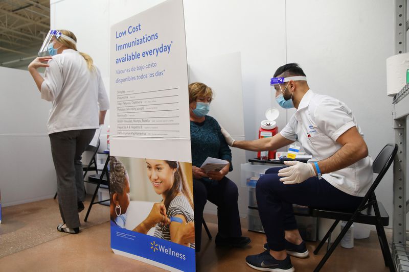 IMSS propone vacunación masiva en supermercados y tiendas departamentales