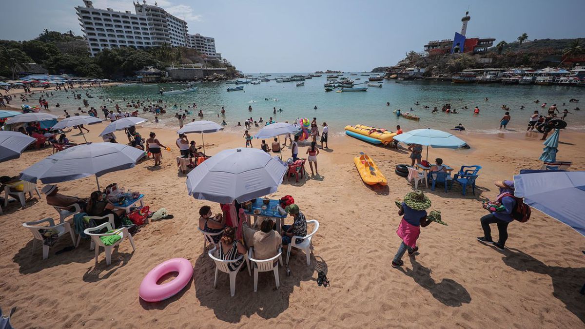 Jóvenes se van de vacaciones a Cancún y Mazatlán y se contagian de COVID-19