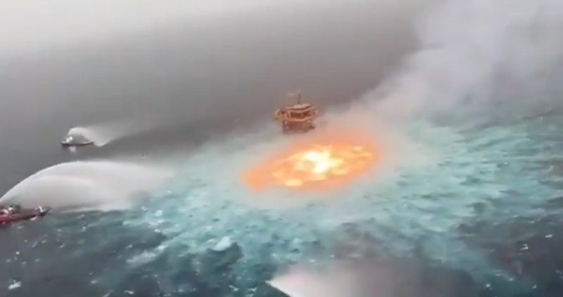 ¡Impactante! Explota gasoducto marino de Pemex en Campeche
