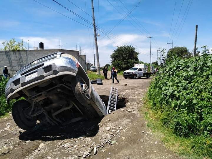Nuevo socavón en Puebla se traga una pipa de gas