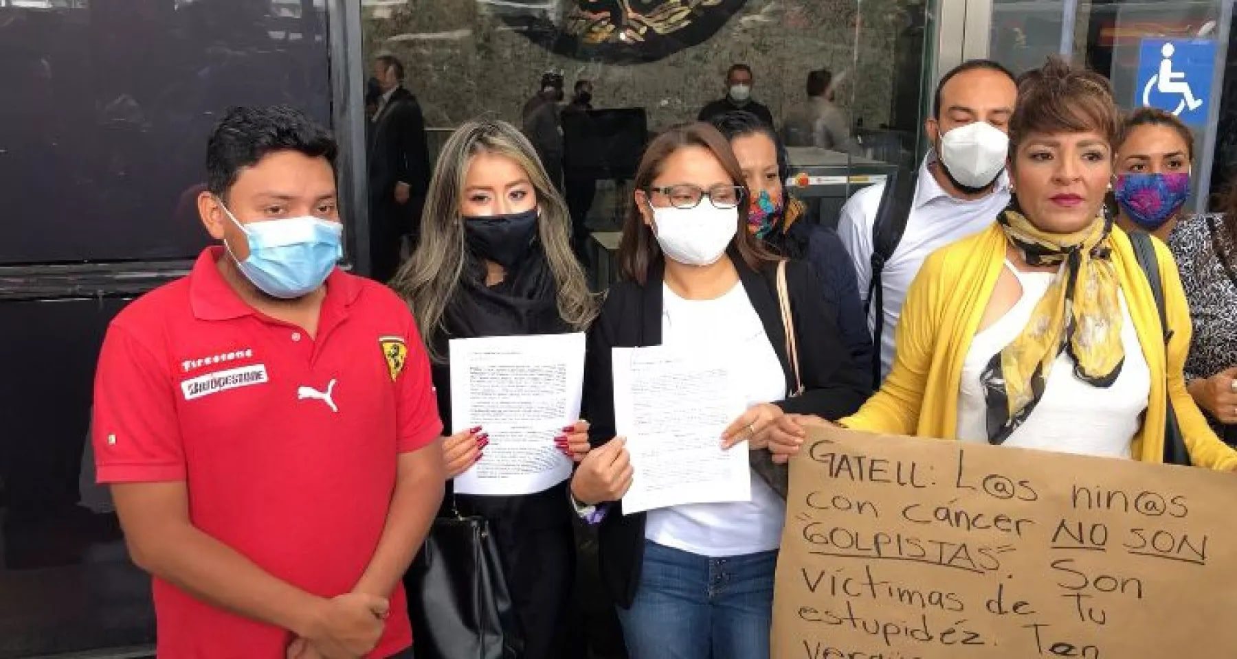 Padres y madres de niños con cáncer denuncian ante la FGR a López-Gatell