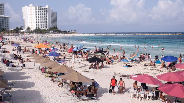 Estudiantes de Puebla se contagian de COVID-19 en un viaje a Cancún