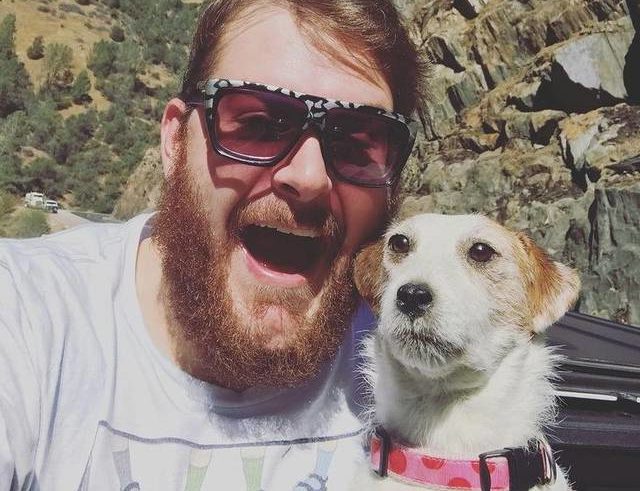 Hombre viaja a todos lados en compañía de su perro disecado