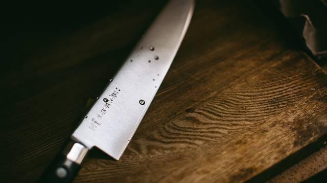 Niña de 12 años apuñala a su papá para salvar a su mamá