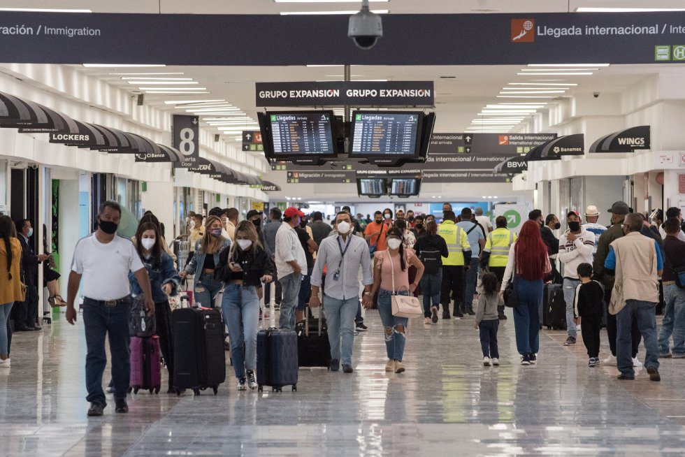 ¿Piensas viajar al extranjero? SRE recomienda tomar precauciones ante variantes COVID