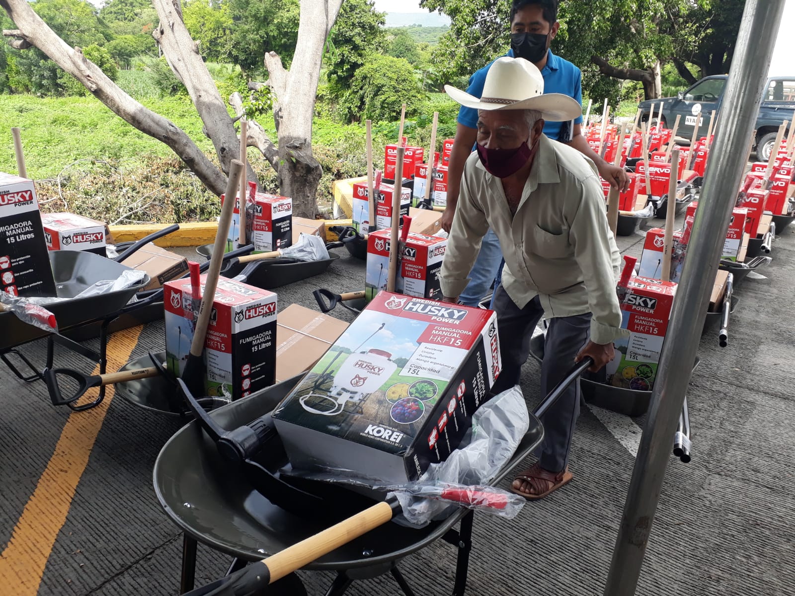 Entrega ayuntamiento de Ayala herramientas para el campo a productores