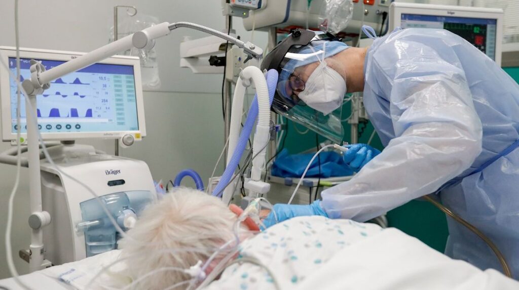 Mujer de 90 años muere al dar positivo a dos variantes del COVID-19