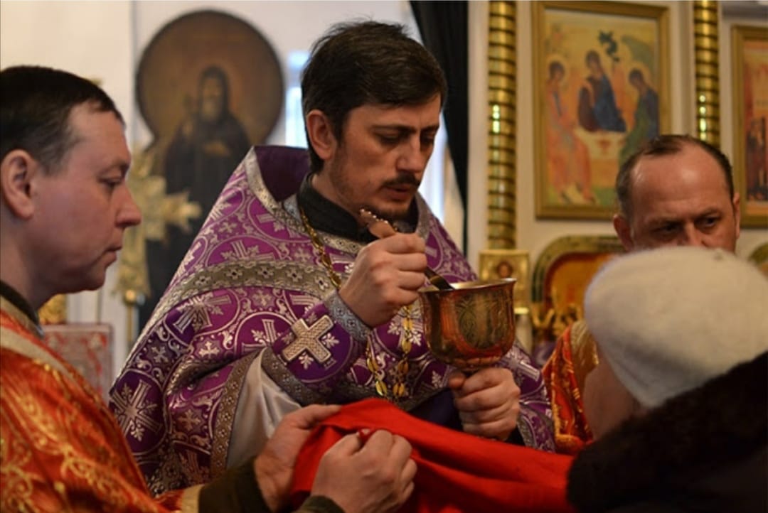 Sacerdotes creen que las personas vacunadas contra el COVID son el “anticristo”