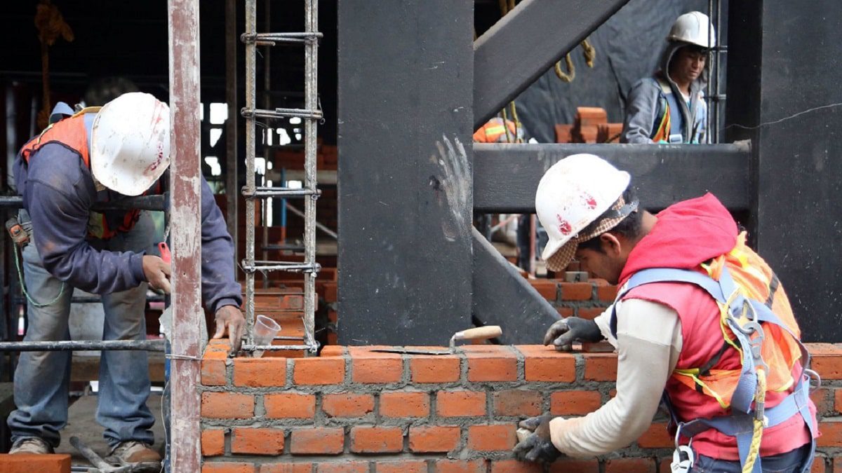 UNAM ofrece curso gratis para los albañiles