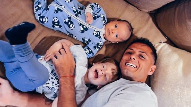 Acusan a Chicharito de ser un papá ausente