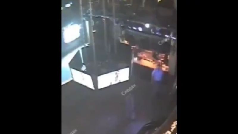 Joven muere aplastada por las pantallas de un bar en Rusia