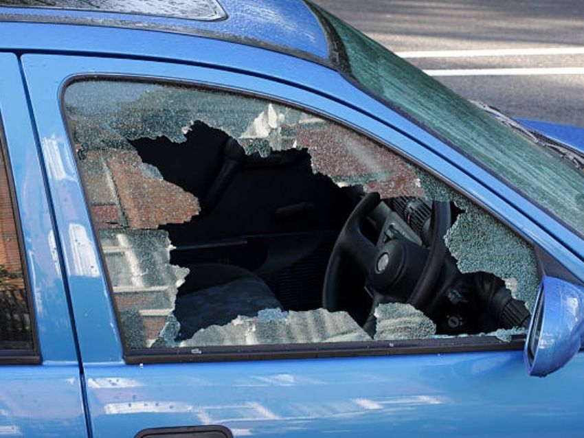Niña de dos años muere dentro de un auto