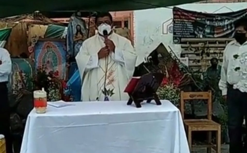 Falso sacerdote celebró misa en el socavón de Puebla
