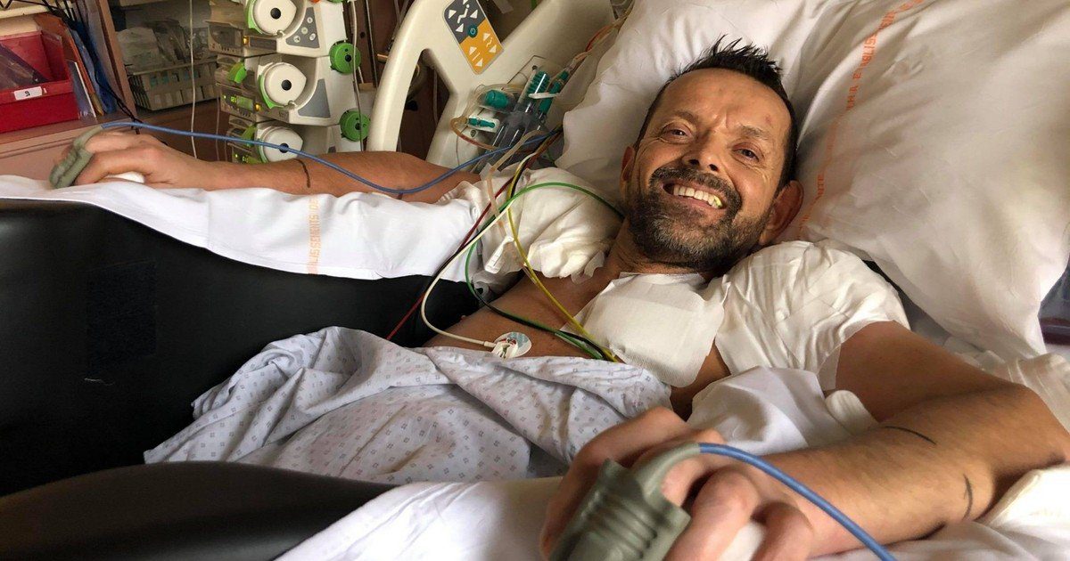 ¡Todo un éxito! Hombre recibió el primer trasplante doble de brazos del mundo